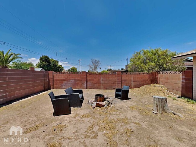 Building Photo - 537 E Laguna Dr