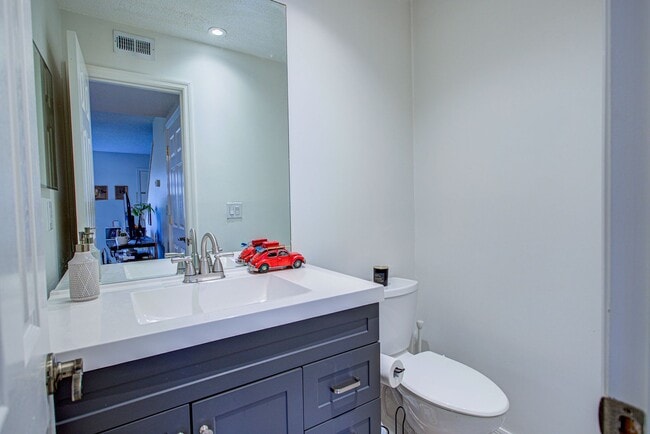 Building Photo - Great Beach Rental