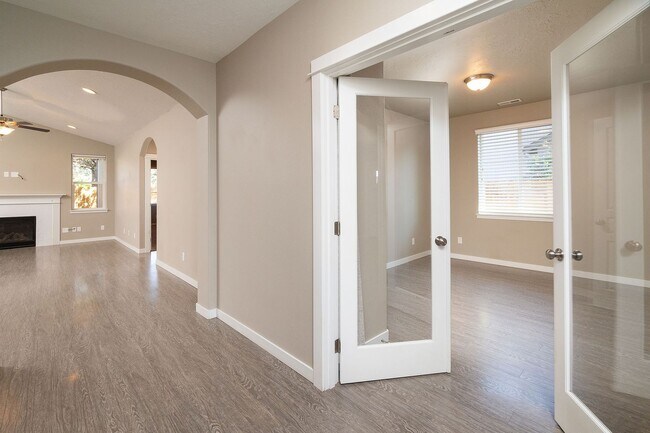 Building Photo - Spacious single level Orchard floorplan with 4th bedroom/den option home featuring SOLAR - Great ...