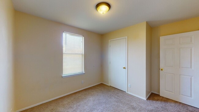 Building Photo - FREE FEBRUARY RENT!!! PRICE IMPROVEMENT $1,295!!!