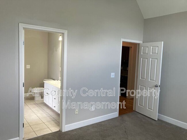 Building Photo - 710 Small Lake Dr