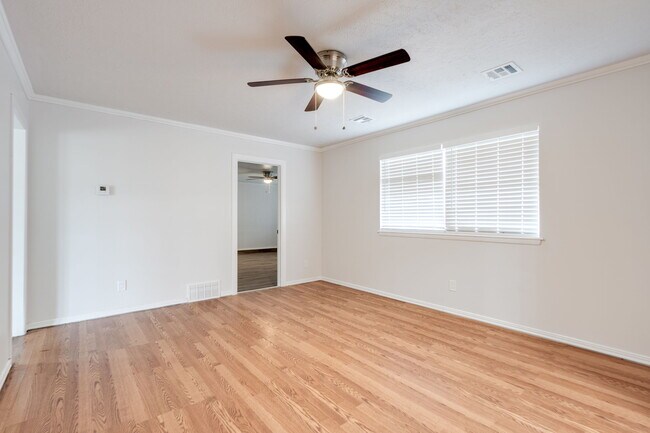 Building Photo - 324 NE 60th St