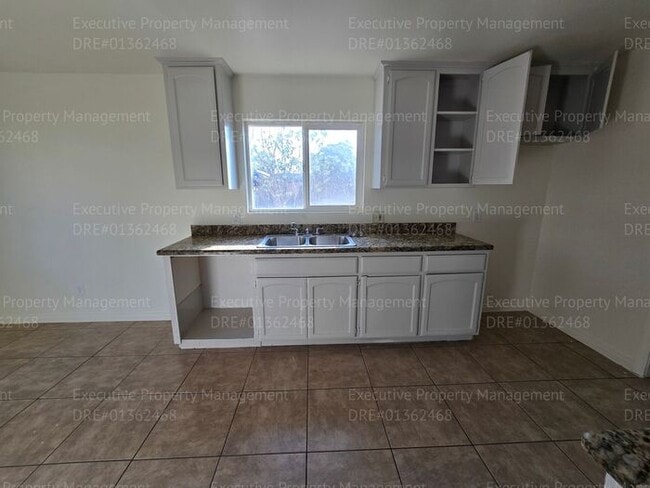 Building Photo - 3 bedroom/ 2 bathroom home