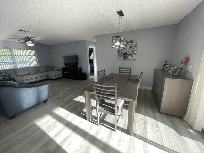 Building Photo - 2434 SE Sidonia St