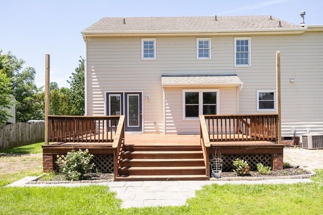 Building Photo - Large 4 Bedroom, 2.5 Bathroom Home in Mech...