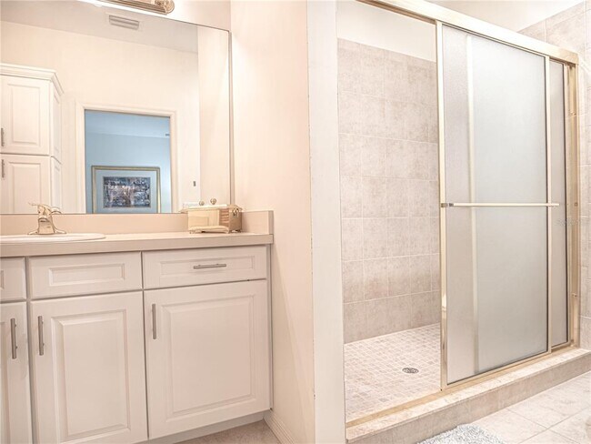 Building Photo - 920 E Lake Dr