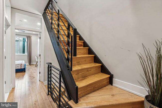 Building Photo - 1514 S Bambrey St