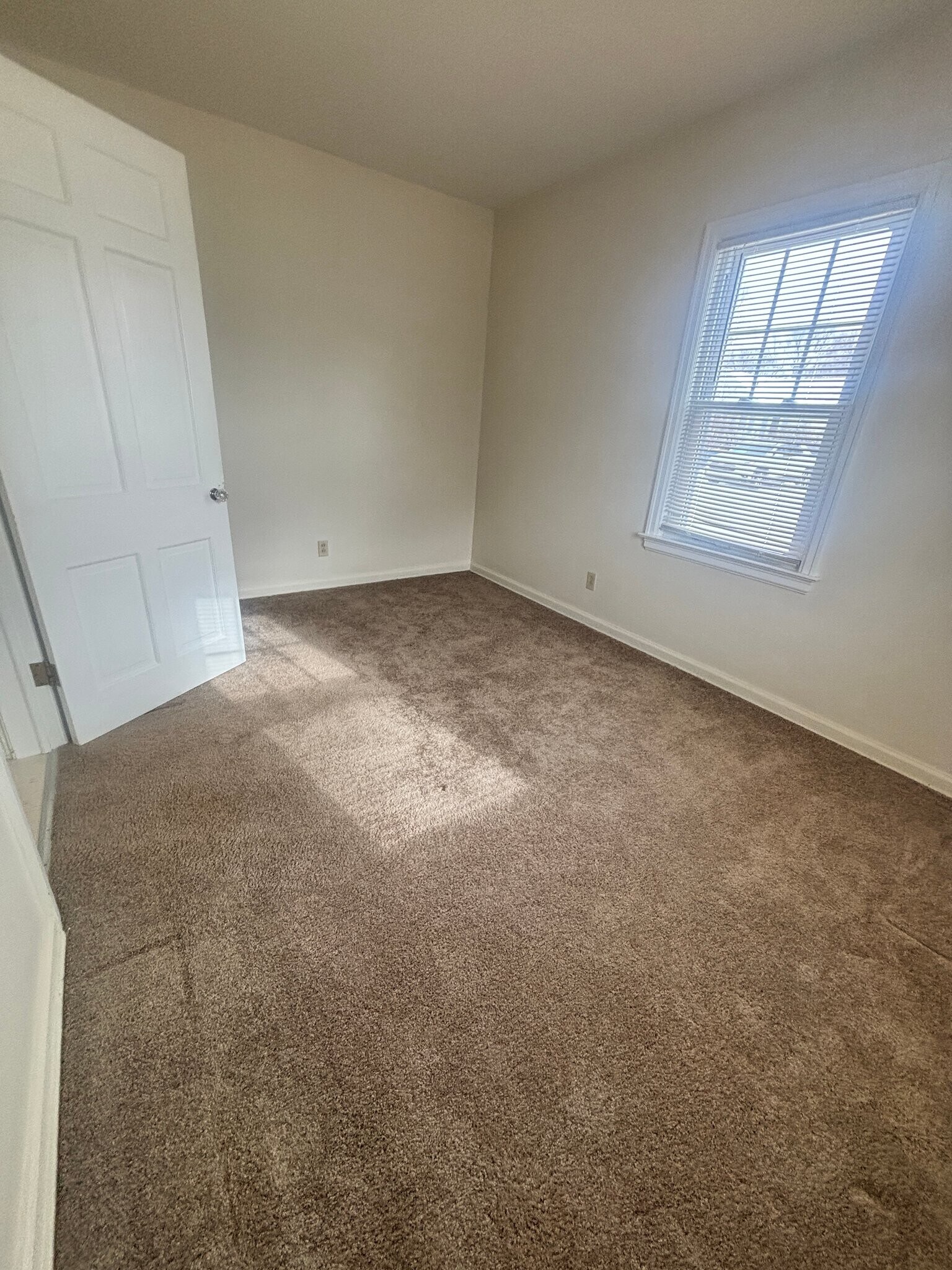Building Photo - 142 N Riverview Dr