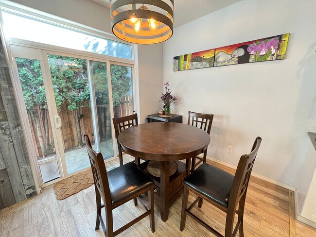 Building Photo - Lovely 2Bd + 2.5Ba in Beaverton!! Minutes Away From Nike! New Roof, Fence, Paint and Additional B...