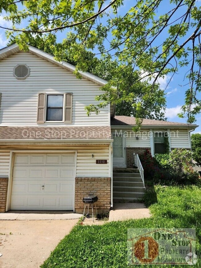 Building Photo - Great 2 bedroom, 1.5 bathroom duplex in Ol...