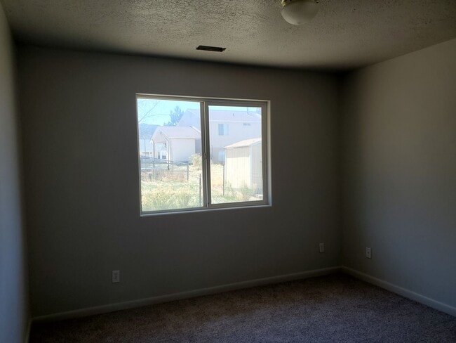 Building Photo - Duplex in Central Cedar City