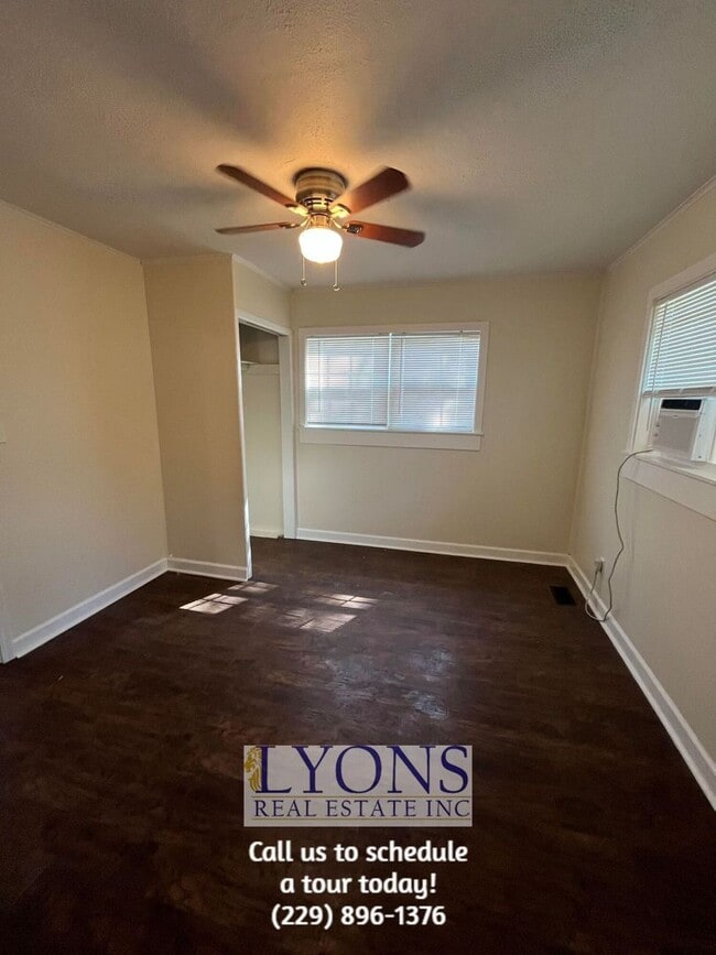 Building Photo - 615 E Brookwood Dr