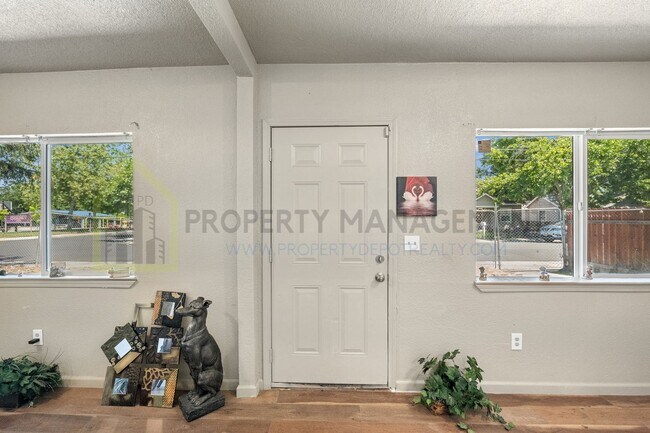 Building Photo - Updated 3-Bed, 2-Bath Bungalow on Spacious...
