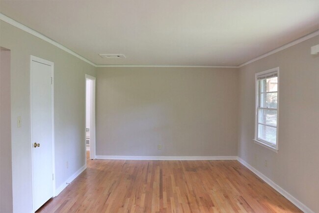 Building Photo - 3-Bedroom thats move-in ready and just wai...