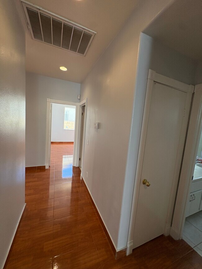 Building Photo - 1312 Holguin St