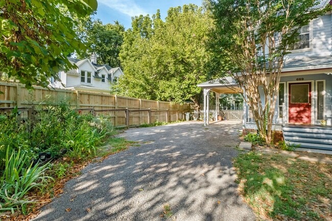 Building Photo - HISTORIC DOWNTOWN  3 bedroom 2.5 bath home
