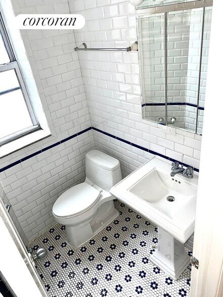 Building Photo - 326 W 47th St