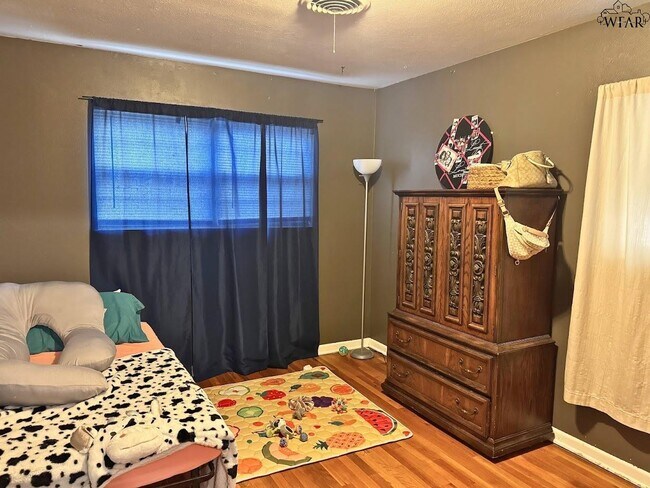 Building Photo - 405 Vaughn St