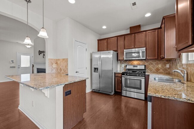 Building Photo - Modern 3-Bed Townhome in Thompson Ridge – ...