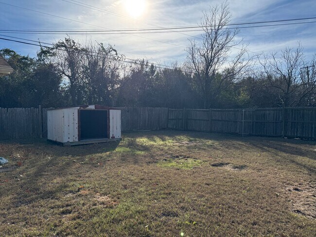 Building Photo - Spacious 3 Bdrm 2 Bath with Extra Living Space