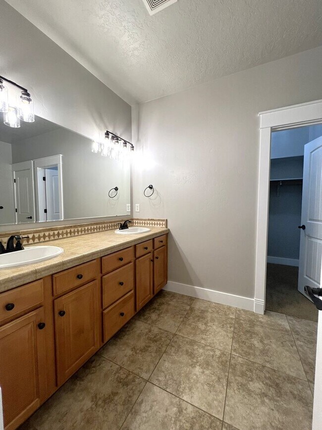 Building Photo - Gorgeous 4 bed 3 bath home in Meridian, ju...