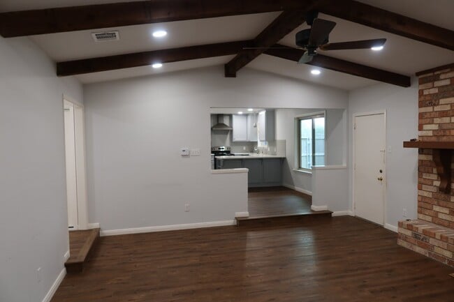 Building Photo - 101 Travis Ln