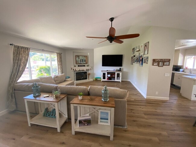 Building Photo - Beautiful 5 Bed, 2 Bath with Large Yard in Mount Helix!!