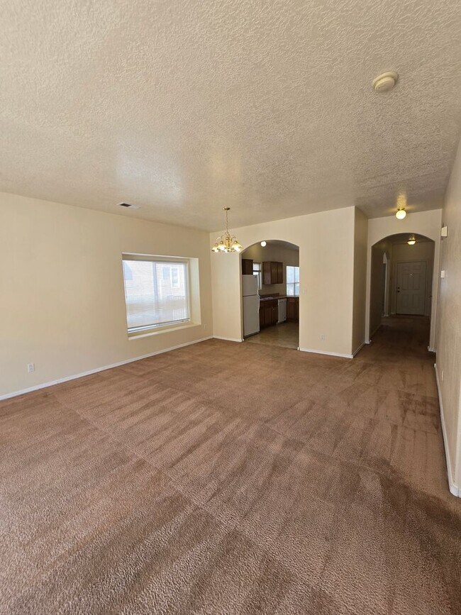 Building Photo - 4 bed, 2 bath home in Northern Meadows