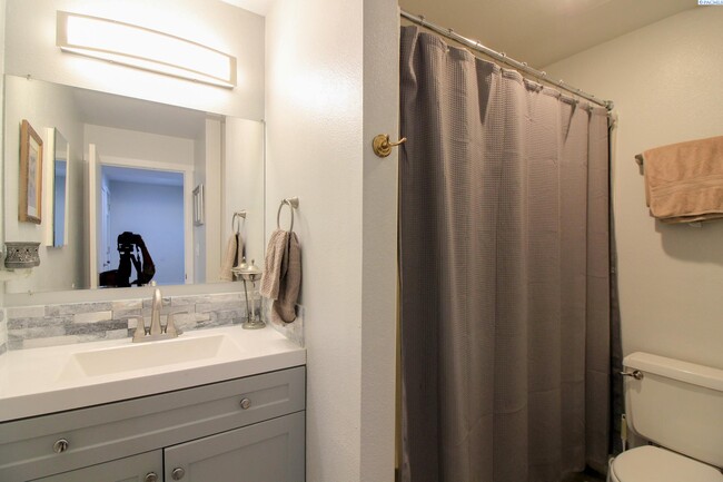 Building Photo - Fully Furnished 1 Bed, 1 Bath Apartment in...