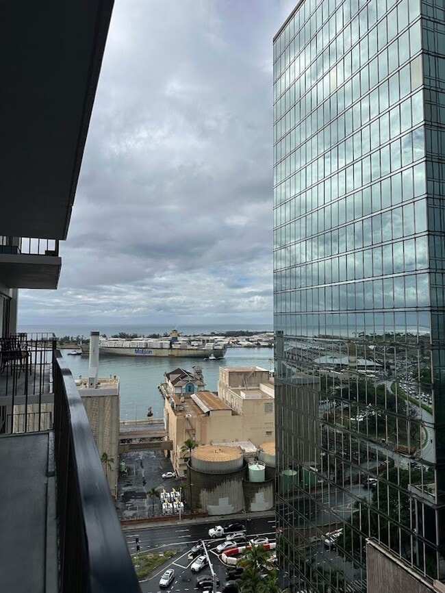 Building Photo - Harbor Square READY TO MOVE IN 1 bed, 1 bath with 1 parking, utilities included, walk to the conv...