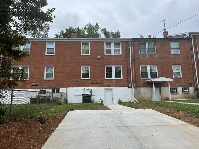 Building Photo - 4058 Edgewood Rd