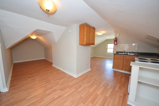 Building Photo - 1 Bedroom, 1 Bathroom Upstairs apartment n...