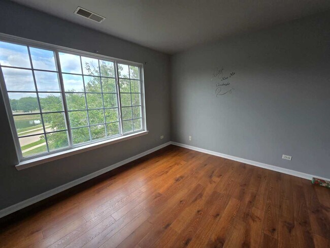 Building Photo - 2402 Oakfield Ct