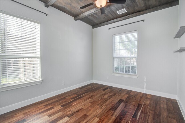 Building Photo - 135 Bella Luce