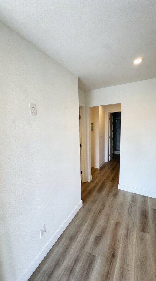 Building Photo - 6512 Osler St