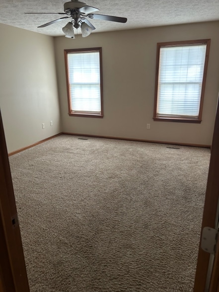 Building Photo - 2439 Meadowpoint Dr