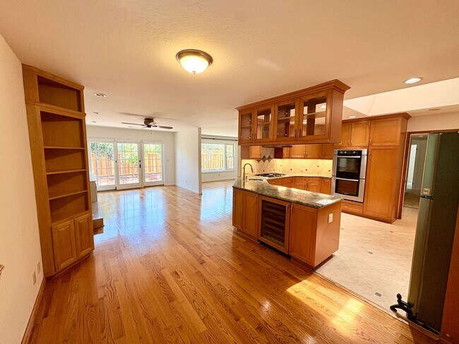 Building Photo - 3057 Carleton Pl