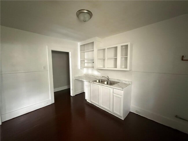 Building Photo - 1321 SpringHill Ave