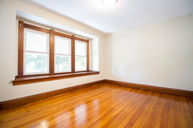 Building Photo - 513 Hampton Ave