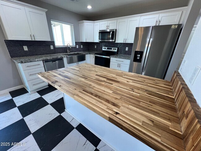 Building Photo - 4552 N Loring Rd