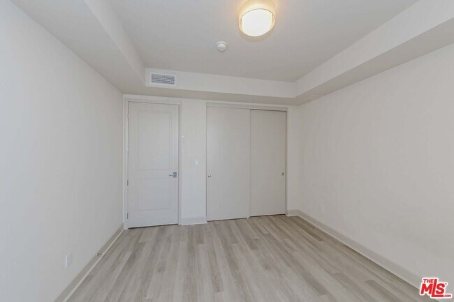 Building Photo - 848 Irolo St