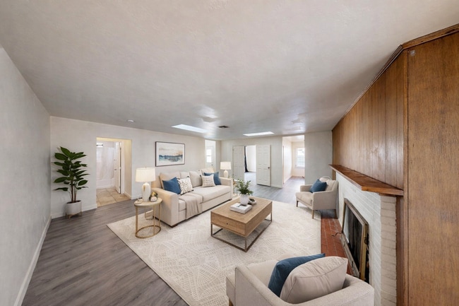 Building Photo - Large 7 Bedroom house on Dorothy - Steps off Campus!!