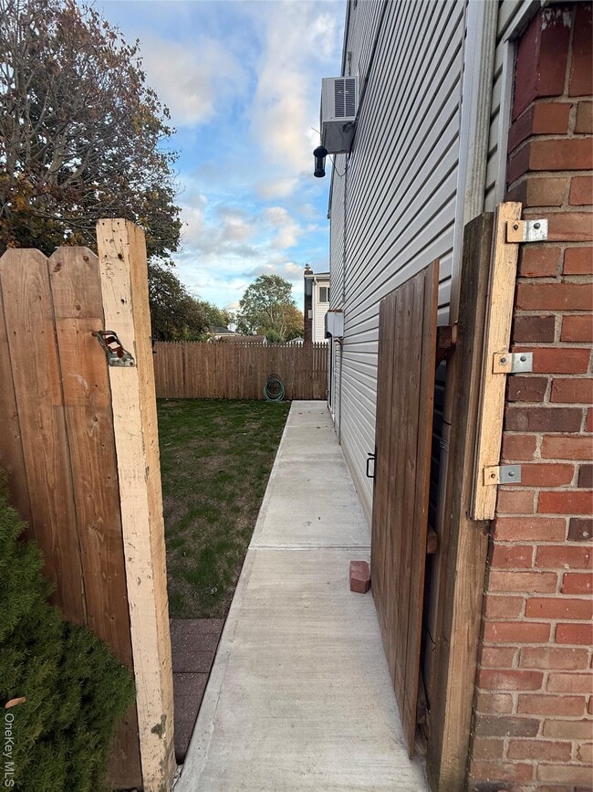 Building Photo - 193 E John St