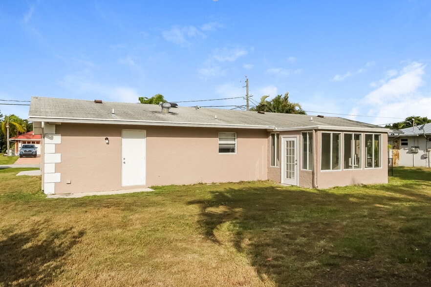 Building Photo - 2317 SE Leithgow St
