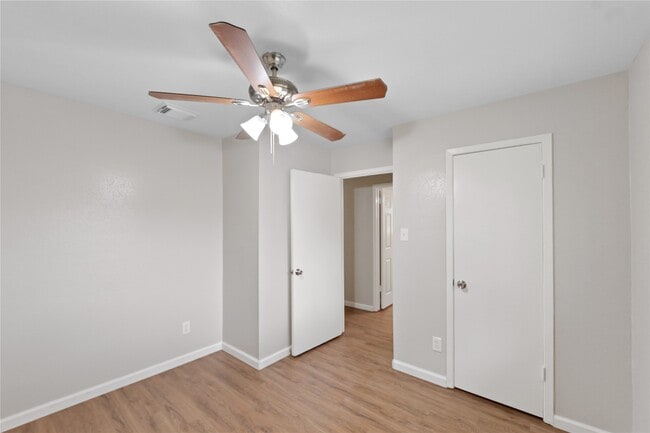 Building Photo - 7111 Pinehook Ln