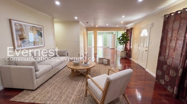 Building Photo - 4 Bed/3 Bath Home with Fenced Yard & Garage / Available Now!