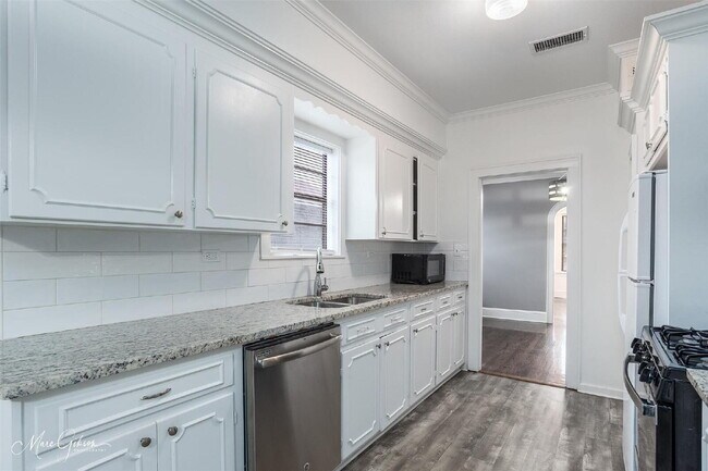 Building Photo - "Charming 3-Bed Oasis in Bossier City with 1.5 Baths & Spacious 1917 Sq Ft Layout!"