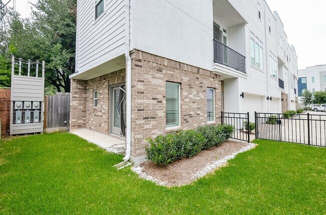 Building Photo - 5903 Val Verde St