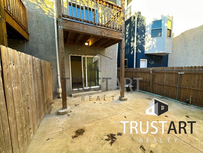 Building Photo - 2404 W Thompson St