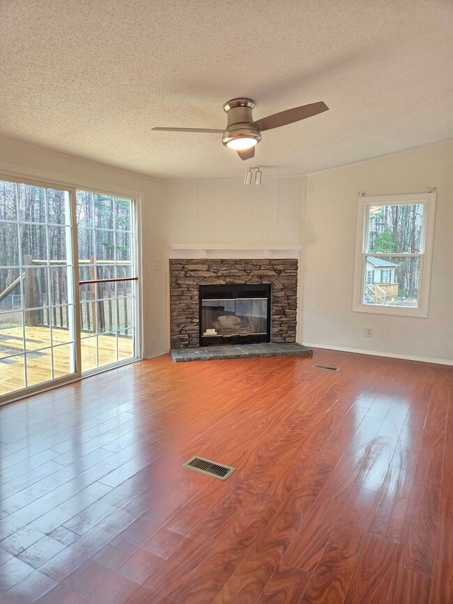 Building Photo - 3 bedroom mobile home in Iron Station